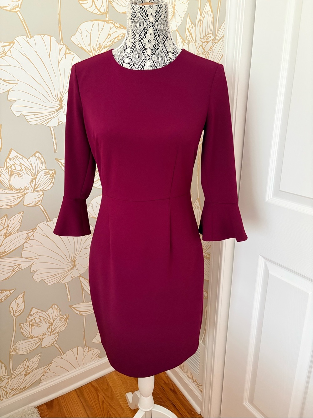 Women's vintage Fitted Bell-Sleeve Sheath Dress in Wine